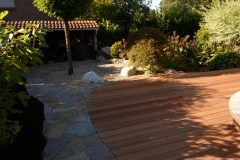 Holzterrasse mit Splittbeet und Natursteinweg