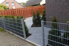 Betonstein mit Pflanzbeet und Zaunanlage