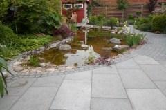 Teichanlage mit Holzterrasse und Natursteinweg und Natursteinterrasse