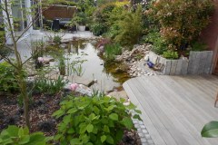 Teichanlage mit Holzterrasse und Natursteinweg und Natursteinterrasse